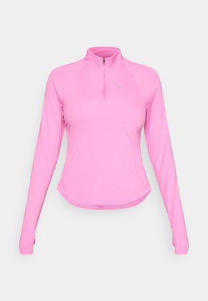T-shirt de sport à manches longues pour femme, de couleur rose, avec une fermeture éclair quart et un petit logo réfléchissant de Nike sur la poitrine, présenté sur un fond blanc.