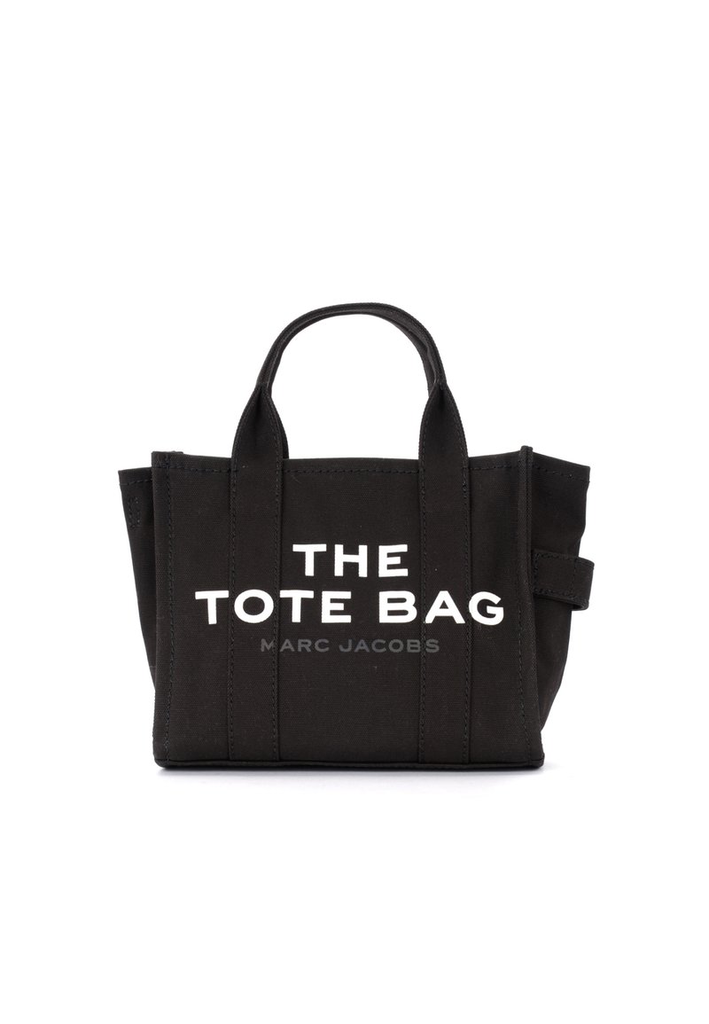 Čierna plátená taška na rameno s dvojitými hornými rúčkami, na prednej strane s bielym textom "THE TOTE BAG" a "MARC JACOBS".