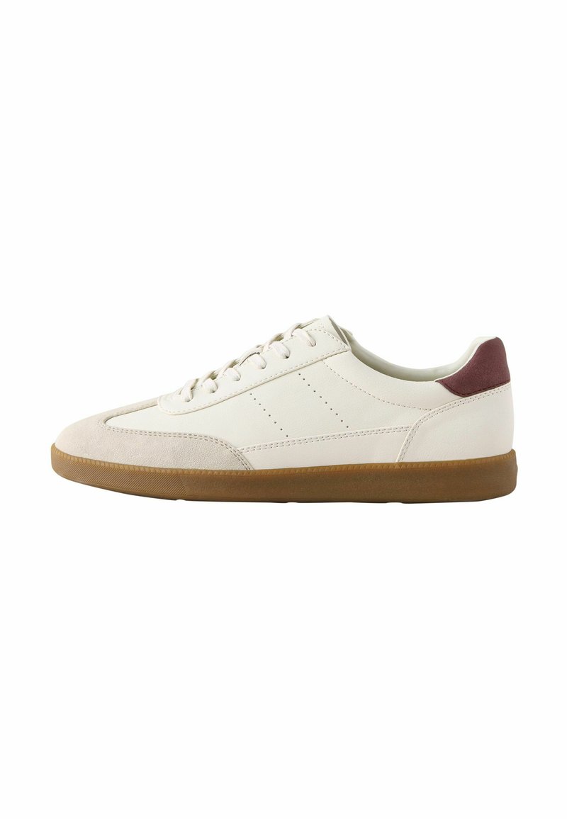 Hvide læder- og ruskinds-sneakers med en gummirubbersål, der har perforerede detaljer og en maroon hælflap. Rundet tådesign.