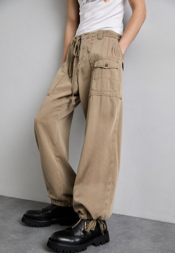 LAUREL CROWN EMBLEM - Cargo trousers2