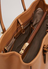 MICHAEL Michael Kors JET SET TRAVEL  - Handtas - acorn