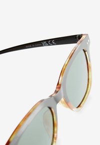 Next WAYFARER POLARISED - REGULAR FIT - Occhiali da sole - brown