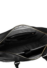 Schwarze Lederhandtasche mit Reißverschluss, ausgestattet mit einem Futter im Chevron-Muster. Das Innere beinhaltet Taschen und einen Gurt zur Organisation.