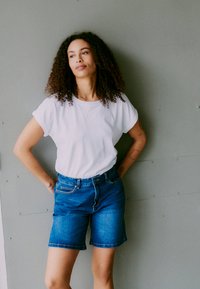Oxmo OXMIRA REGULAR FIT - Jeansshorts - mid blue denim