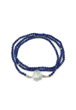 Bracelet enveloppant à perles bleues avec de petites perles argentées et un charme en forme de fleur de lotus en argent sur fond blanc.