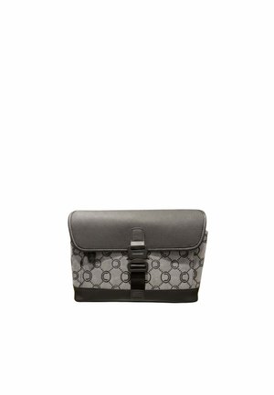 Pochette grise et noir à motifs avec fermeture à rabat et sangle noire avec boucle à l'avant, de la marque "Chiarugi."