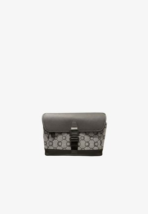 Pochette grise et noir à motifs avec fermeture à rabat et sangle noire avec boucle à l'avant, de la marque "Chiarugi."