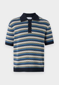 Polo à manches courtes avec un motif en zigzag bleu, vert et blanc. Doté d'un col marine et d'une patte de boutonnage à trois boutons. Texture tricotée.