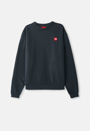 Sweat-shirt bleu marine foncé en tissu mélangé de coton. Doté d'un col ras du cou, de manches longues, de poignets côtelés et d'un petit logo rouge sur la poitrine.
