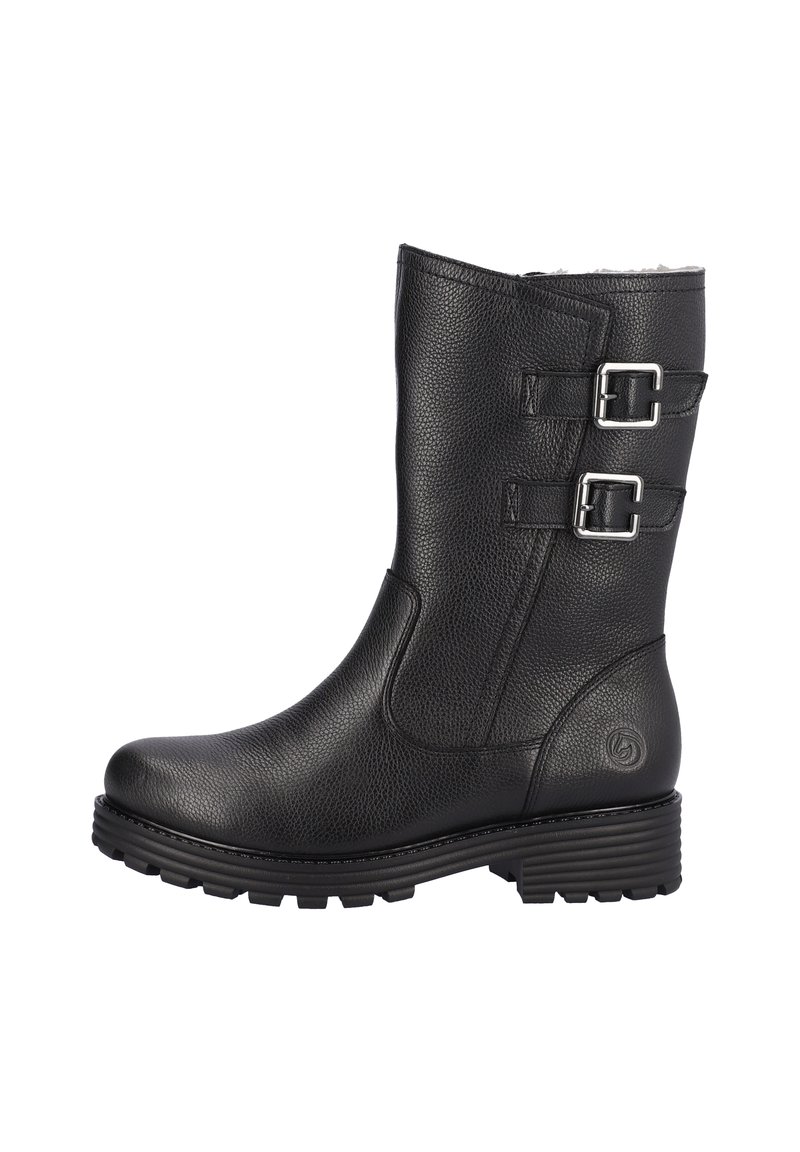 Botte de cheville noire imperméable en cuir texturé. Elle présente deux boucles en argent, une semelle robuste et un intérieur douillet pour la chaleur.