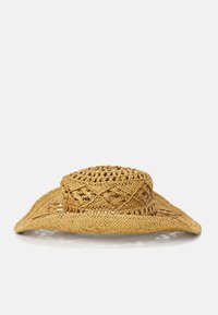 Cappello di paglia intrecciato in marrone chiaro con una larga visiera curva e un intricato design a trama aperta, che mette in mostra una finitura leggera e testurizzata.