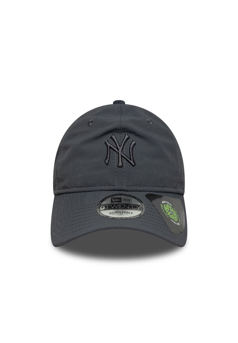 Șapcă de baseball gri ajustabilă, cu logo-ul brodat negru "NY". Coroană rotundă, vizor curbat și etichete laterale vizibile pe partea dreaptă. Material durabil.