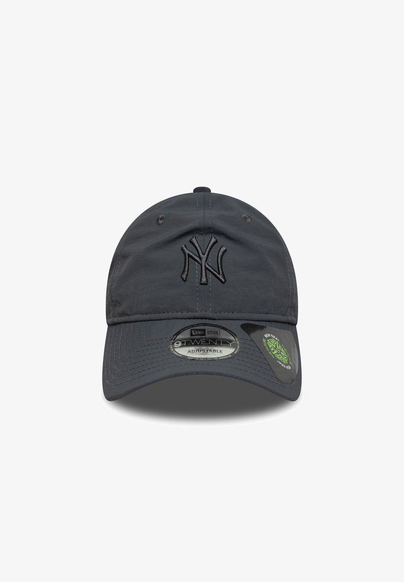 Șapcă de baseball gri ajustabilă, cu logo-ul brodat negru "NY". Coroană rotundă, vizor curbat și etichete laterale vizibile pe partea dreaptă. Material durabil.