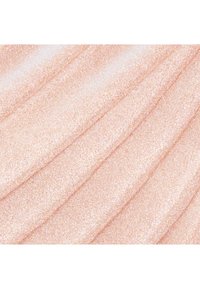 Produit de maquillage crème ou gel aux tons pêche scintillant, avec une texture lisse et ondulée et de fines particules pailletées.