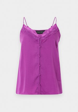 Lilla ærmeløs camisole med blonder trim, stofbetrukne knapper foran og tynde justerbare skulderstropper.