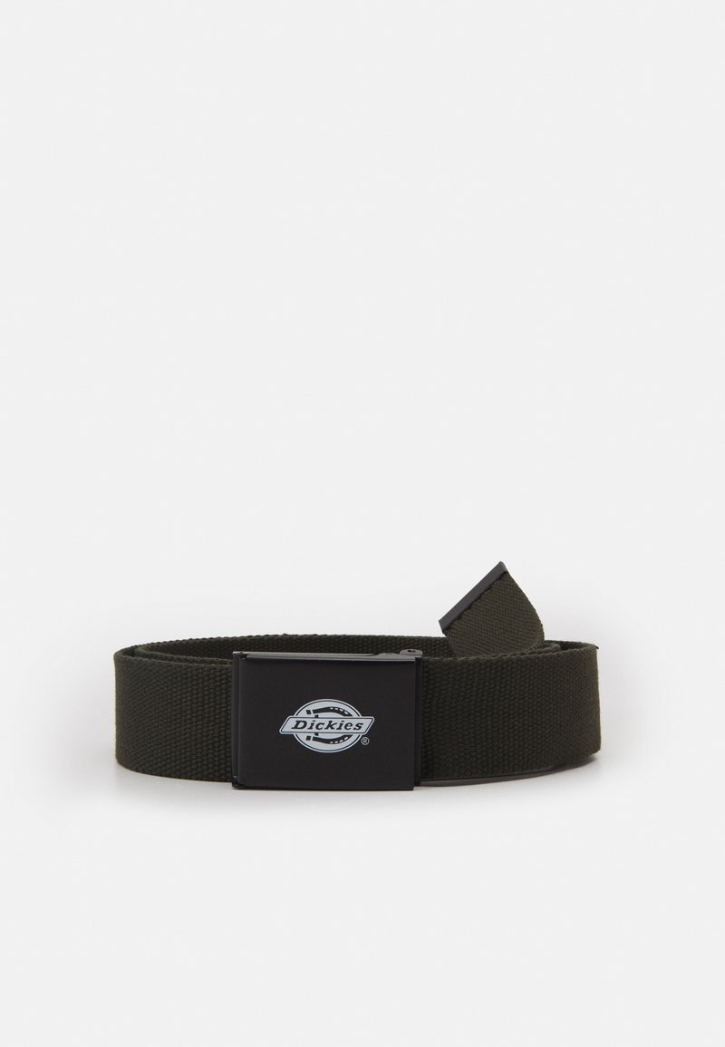 Cinto ajustável em tecido verde com fivela de metal preta apresentando o logótipo da Dickies, exibindo uma textura tecida durável e linhas limpas.