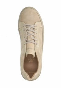 Sneaker beige in suede con punta rotonda, superiore texturizzato e lacci piatti. Presenta un design minimalista e un logo del marchio in oro discreto.