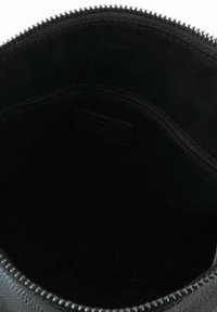 Busta nera con zip realizzata in materiale esterno testurizzato. L'interno presenta un rivestimento nero liscio con una piccola tasca con zip. Dettagli delle cuciture visibili.
