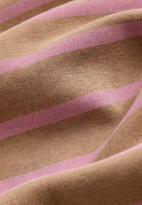 Tessuto a righe marrone e rosa. La texture è liscia e lavorata a maglia, con ampie righe di colori alternati.