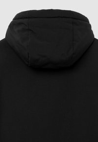 Felpa con cappuccio nera caratterizzata da una texture liscia, cappuccio arrotondato e dettagli di cucitura sottili. Design semplice e minimalista senza decorazioni.