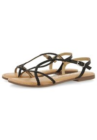 Sandalias trenzadas negras con suela plana, correa ajustable en el tobillo y plantilla beige. Diseño minimalista con detalles de tiras cruzadas.
