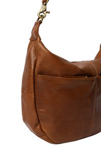 Schultertasche aus braunem Leder mit glatter Oberfläche, abgerundeter Form und einer kleinen Fronttasche; ausgestattet mit einem Schnapphaken aus goldfarbenem Metall.