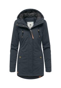 Tummansininen eristetty takki hupulla, jossa on kiristysnyörit, kaksinkertaiset etutaskut ja vetoketjusulku. Sileä pinta, jossa on kuvioitu vuori.