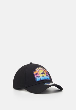 Casquette de baseball noire avec patch coloré Miami représentant un flamant rose, des palmiers et un coucher de soleil sur l'eau sur le panneau avant.