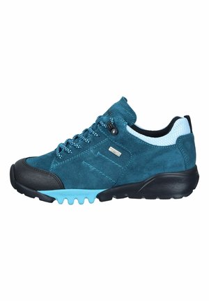 Athletischer Schuh aus tealfarbenem Wildleder mit schwarzer Kappe, gemusterten Schnürsenkeln, Textilkragen und segmentierter, flexibler Sohle in Schwarz und Hellblau.