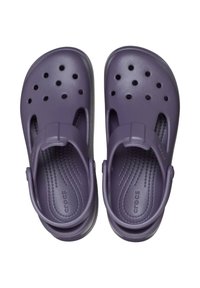 Fioletowe plastikowe sandały z otworami wentylacyjnymi, paskiem w okolicy pięty i teksturowanymi wkładkami, zaprojektowane z myślą o komforcie i oddychalności.