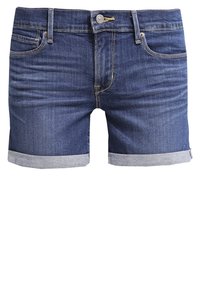 Jeansshorts i mörkblått med slitna detaljer, uppvikta fållar, fem fickor och metallknappsförslutning. Har gula sömmar.