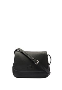 Borsa a tracolla in pelle nera con superficie testurizzata, chiusura a patta, tracolla regolabile e logo impresso sul davanti.