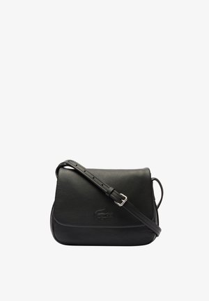 Sac bandoulière en cuir noir avec une surface texturée, fermeture à rabat, sangle ajustable et logo en relief sur le devant.