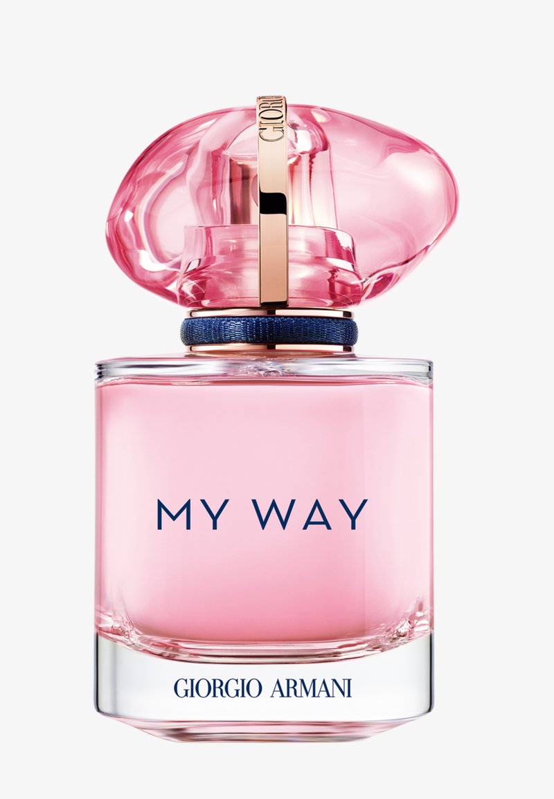 Botella de perfume de cristal transparente con líquido rosa claro, tapón rosa irregular y texto "MY WAY" y "GIORGIO ARMANI" en la parte delantera.