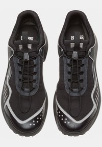 Czarne buty sportowe z teksturowaną cholewką z tkaniny, elastycznym systemem sznurowania i gumowymi podeszwami. Detale w kolorze szarym i perforacje.