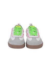 Schnürsenkelsneaker mit grauem Wildleder und weißem Obermaterial, ausgestattet mit neongrünen Schnürsenkeln und pinken Zickzack-Akzenten an den Seiten. Gummisohle.