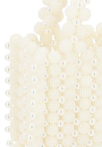 Borsa a tracolla bianca decorata con un motivo di sfere testurizzate e accenti di perle lucide, creando un design distintivo sia tattile che visivo.