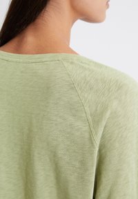 Marc O'Polo DENIM RAGLAN SLEEVES - Long sleeved top - green bay