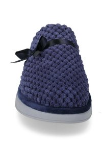 Pantofole lavorate a maglia blu navy con una tomaia testurizzata, forma arrotondata, suola imbottita e un accento in nastro di raso nero sul lato.