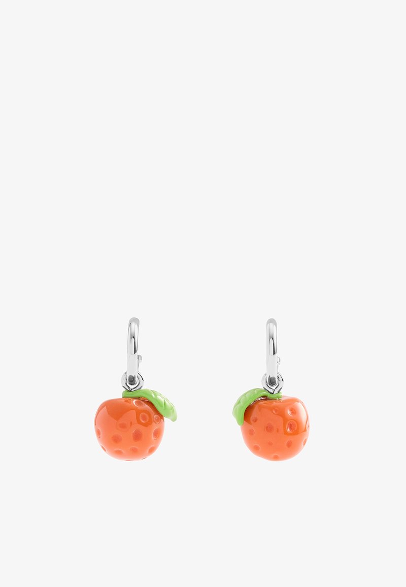 Boucles d'oreilles en forme de fruit orange avec une finition brillante, présentant un accent en forme de feuille verte et des points texturés. Quincaillerie en argent pour l'attache.