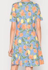 Vestido floral con flores naranjas y limones amarillos sobre un fondo azul. Mangas cortas y dobladillo acampanado para un ajuste relajado.