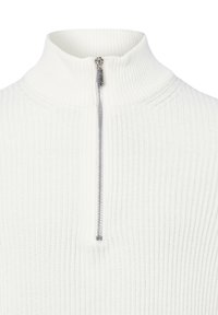Weiße, gerippte Zip-up-Pullover mit hohem Kragen und silbernem Reißverschluss. Die Textur ist mit vertikalen Linien strukturiert.