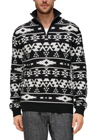 Schwarzer und weißer gemusterter Pullover mit einem Reißverschlusskragen, der geometrische Designs sowie gerippte Bündchen und Saum aufweist. Hergestellt aus Strickstoff.