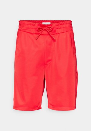 Helle, rote Herren-Sportshorts mit elastischem Bund und Kordelzug, Seitentaschen und Knopfdetails entlang der äußeren Nähte.