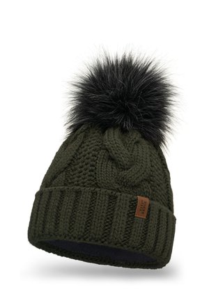 Mørkegrøn strikket hue med en sort pom-pom på toppen, med kabelstrik design, ribbet manchet og et lille lærplade med logo.