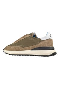 Sneaker in suede marrone con un tallone in tessuto bianco a contrasto, suola in gomma testurizzata e lacci beige; presenta cuciture e un interno blu a contrasto.