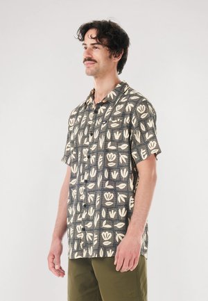Kurzärmeliges Hemd mit Knopfleiste, dunklem Muster mit weißen Blumen- und Blätterdesigns, aus leichtem Stoff gefertigt, mit Brusttasche.