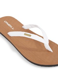 Tongs marron avec un semelle en bois texturée, des brides en tissu blanc et un petit logo doré. Semelle extérieure en caoutchouc noir.