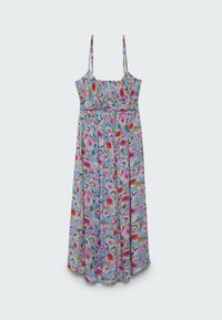 Robe longue sans manches avec des bretelles fines, fond bleu ciel, et imprimé floral rose, rouge et blanc, présentant un détail en nœud sous la poitrine.