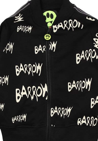 Giacca nera a zip con il testo "BARROW" in bianco e un font irregolare. Include un bottone verde brillante e dettagli di rifinitura in verde. Tessuto liscio.
